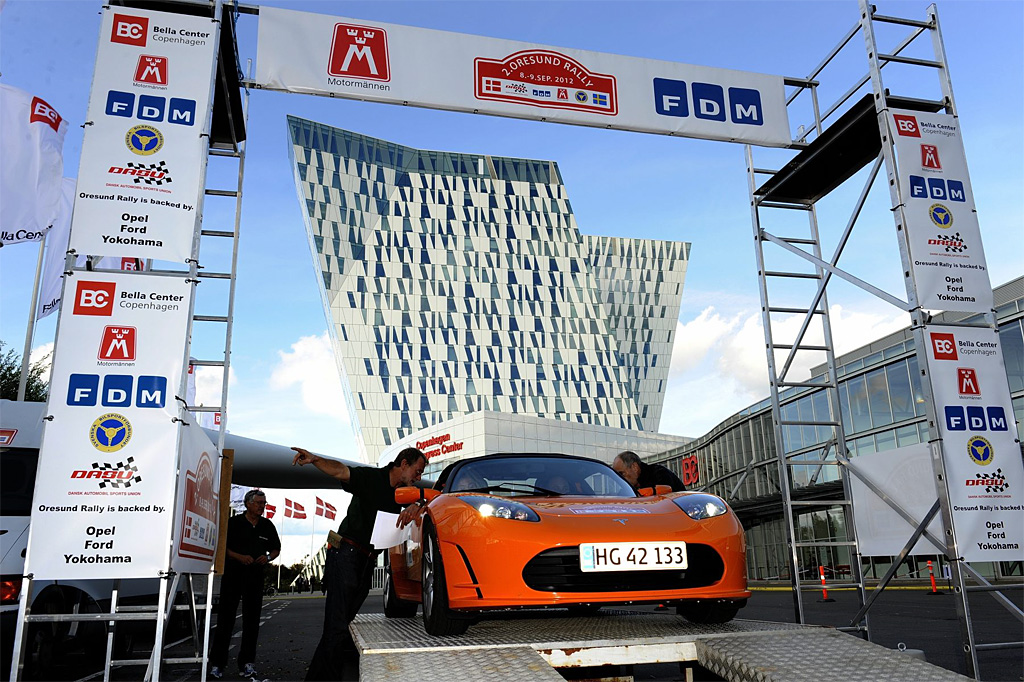 Christian Marcus og Julie Lysemose har taget føringen i Oresund Energy Rally i deres Tesla Roadster Sport. Forude venter en krævende etape i Skåne, inden løbet slutter søndag eftermiddag
(Foto: Michael Eisenberg)